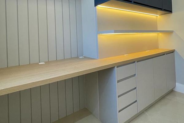 Home office executado pela Flonare, com bancada e prateleira iluminada