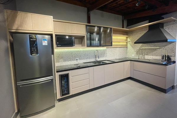 Cozinha em L com iluminação embutida