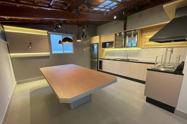 Área gourmet com mesa ampla integrada