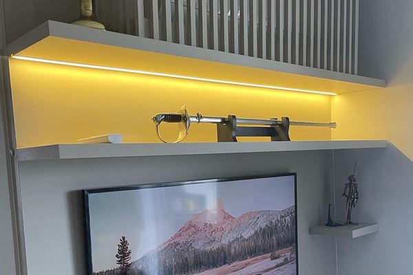 Iluminação LED embutida em painel de marcenaria